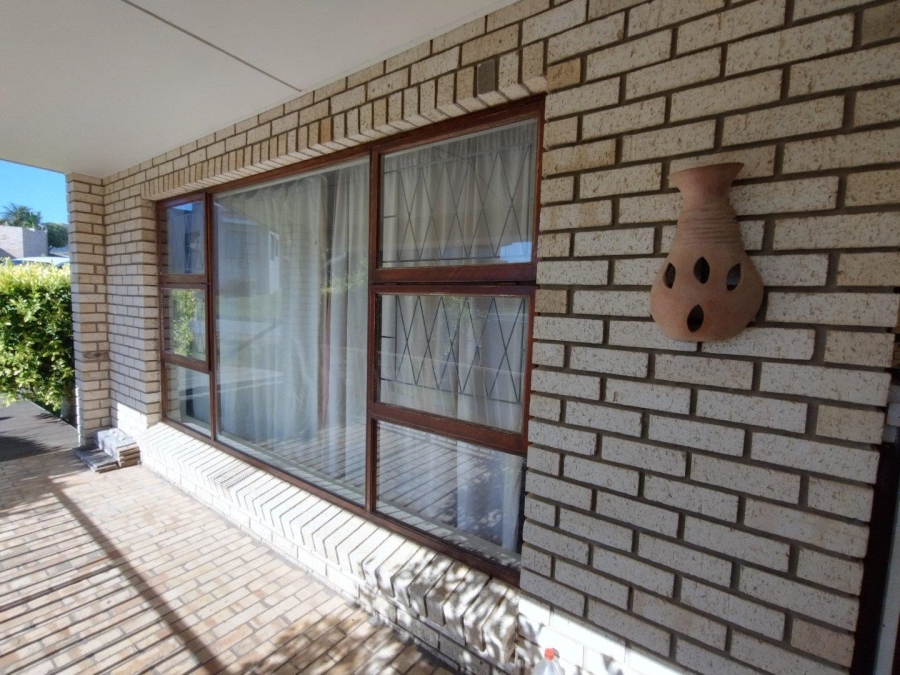 5 Bedroom Property for Sale in Wavecrest Eastern Cape